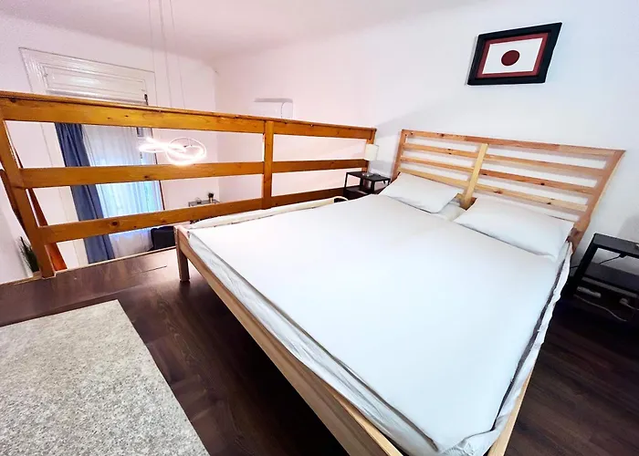 Vibrant Center Apartment