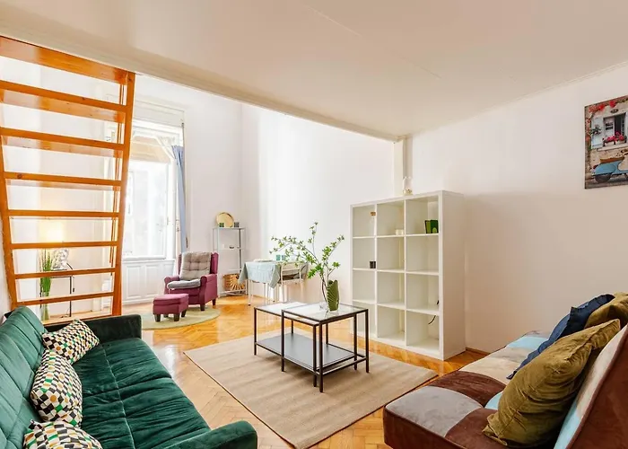 Vibrant Center Apartment