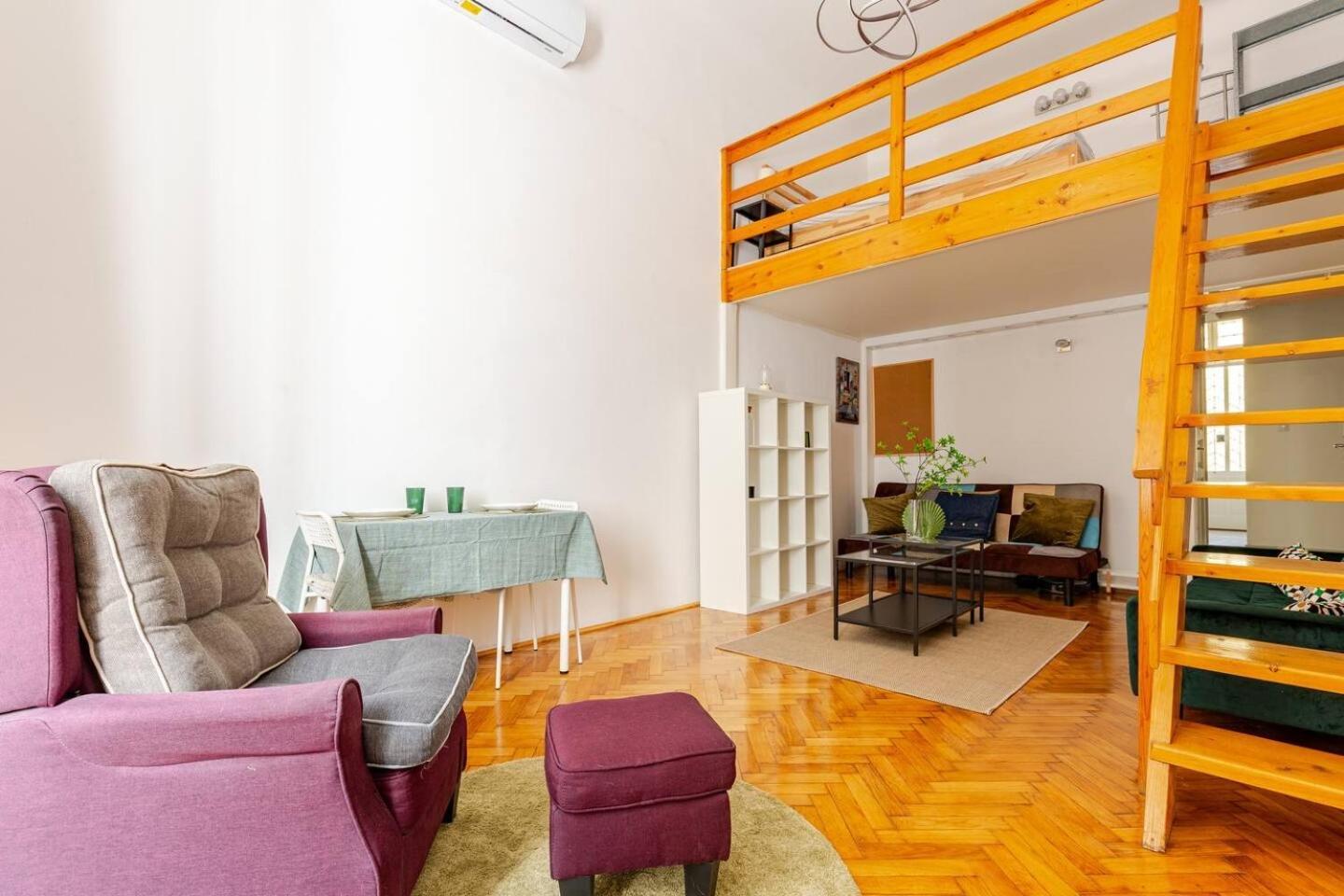 Vibrant Center Apartament